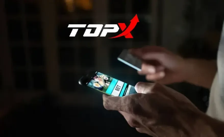 Imagem de marca da TopX: mãos segurando um celular